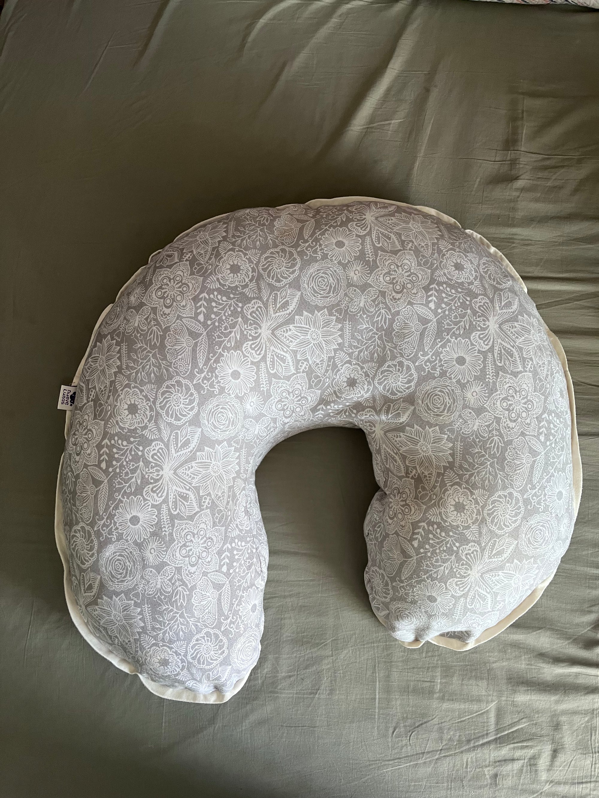 (#PG4523) Cojín de lactancia modelo gris con Mandalas. Marca Nueve Lunas