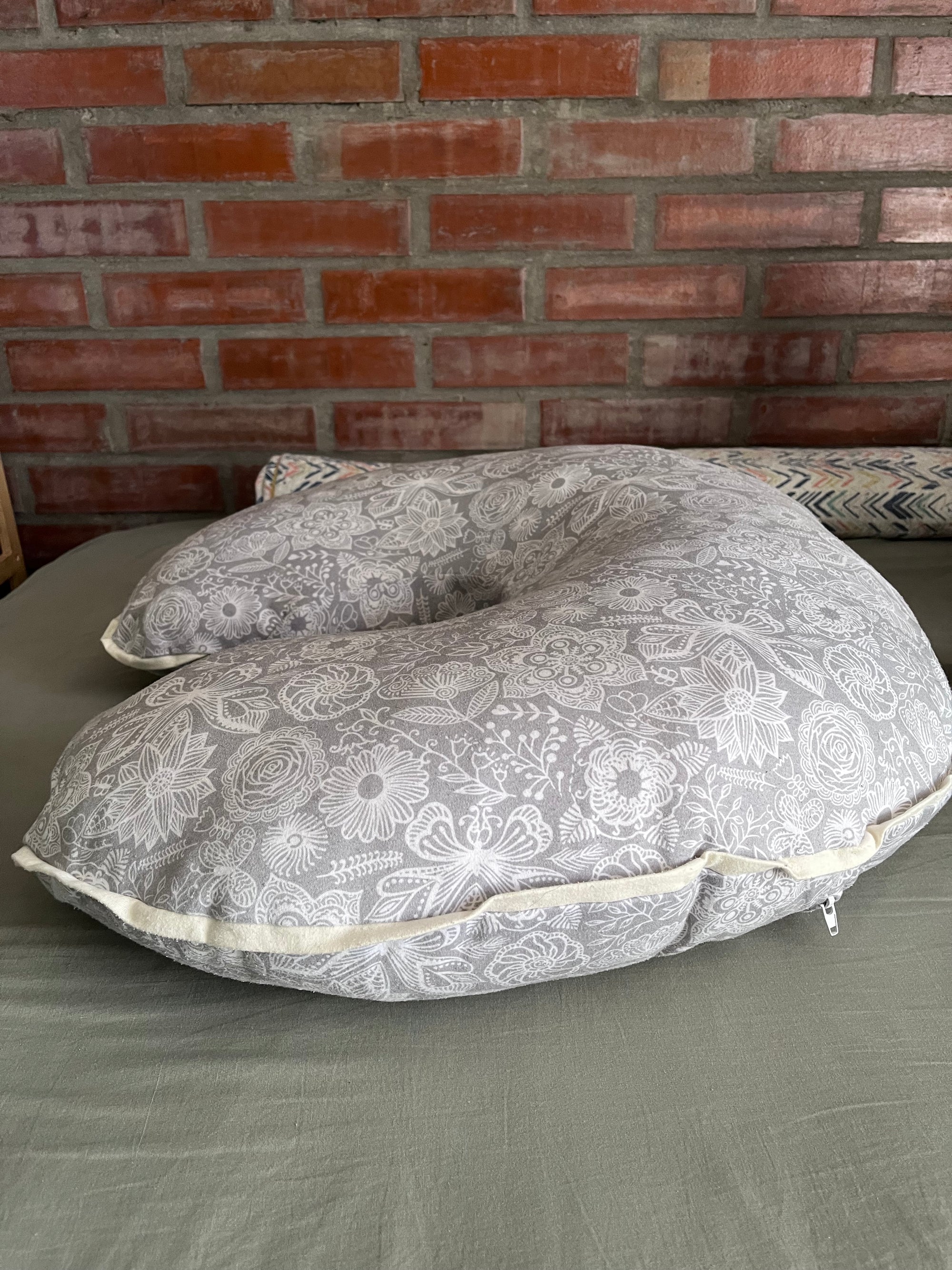 (#PG4523) Cojín de lactancia modelo gris con Mandalas. Marca Nueve Lunas