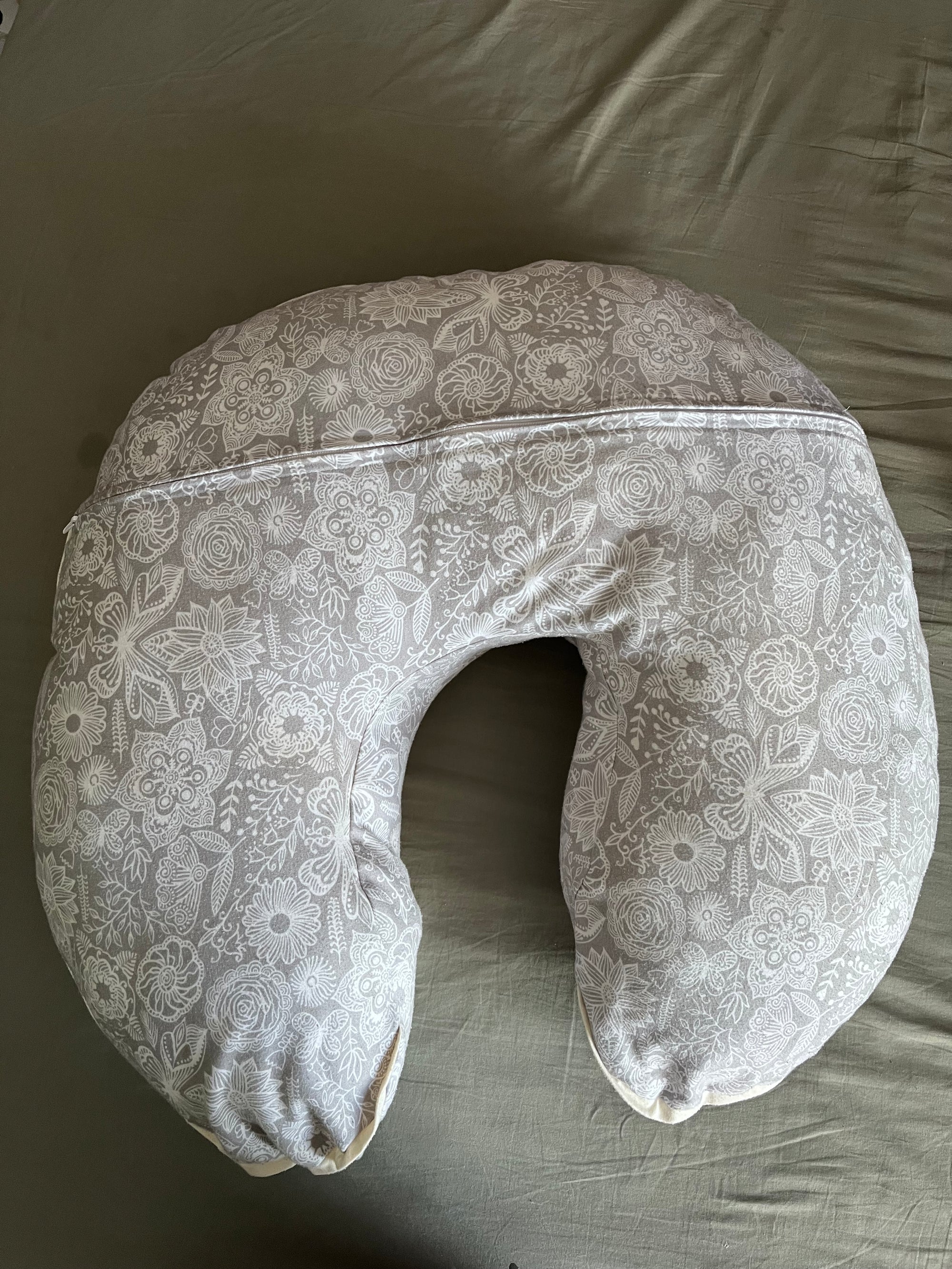 (#PG4523) Cojín de lactancia modelo gris con Mandalas. Marca Nueve Lunas