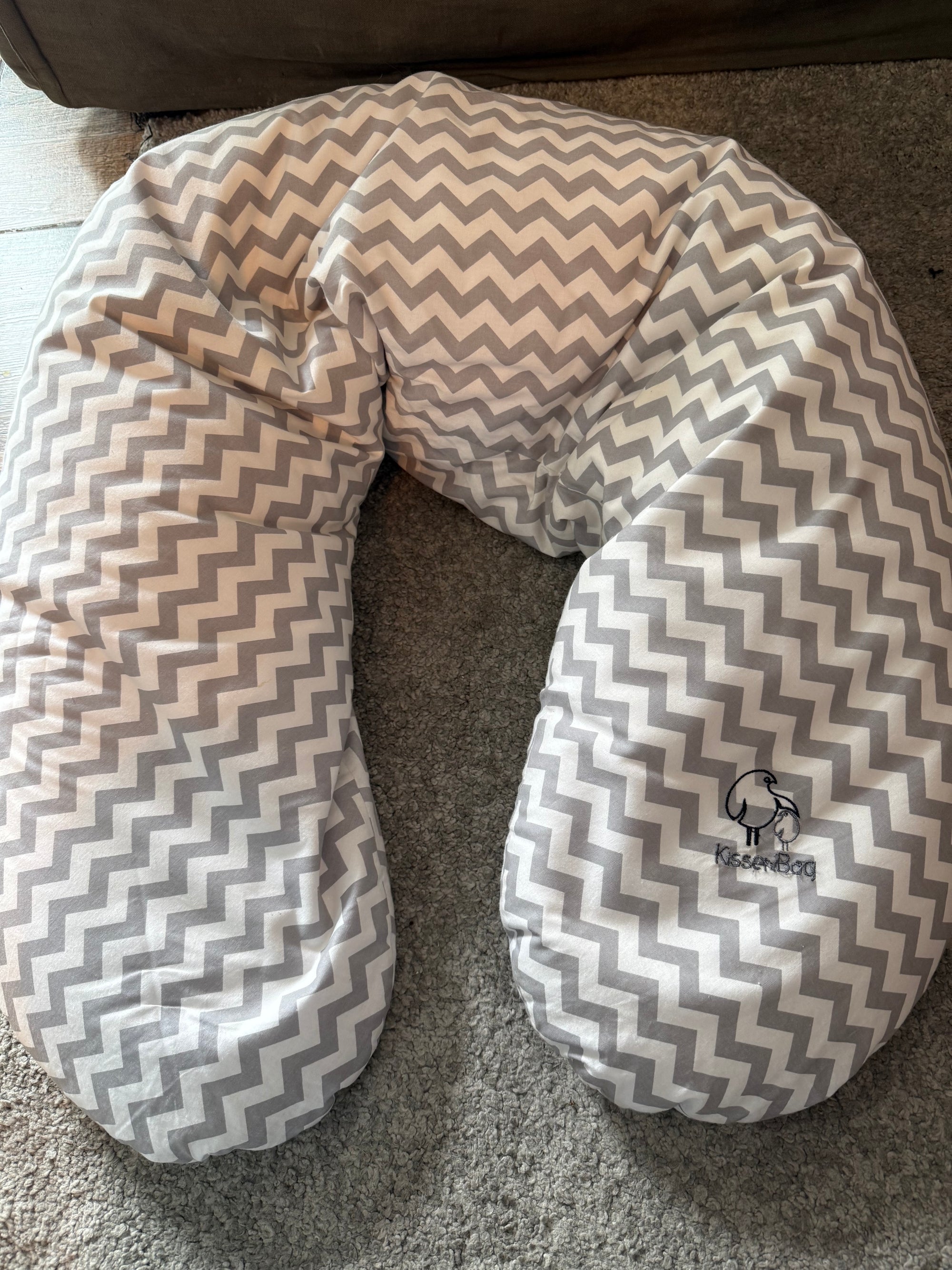 Cojín maternal y lactancia zig zag blanco/gris. Marca Kissenbag (#PG5920)