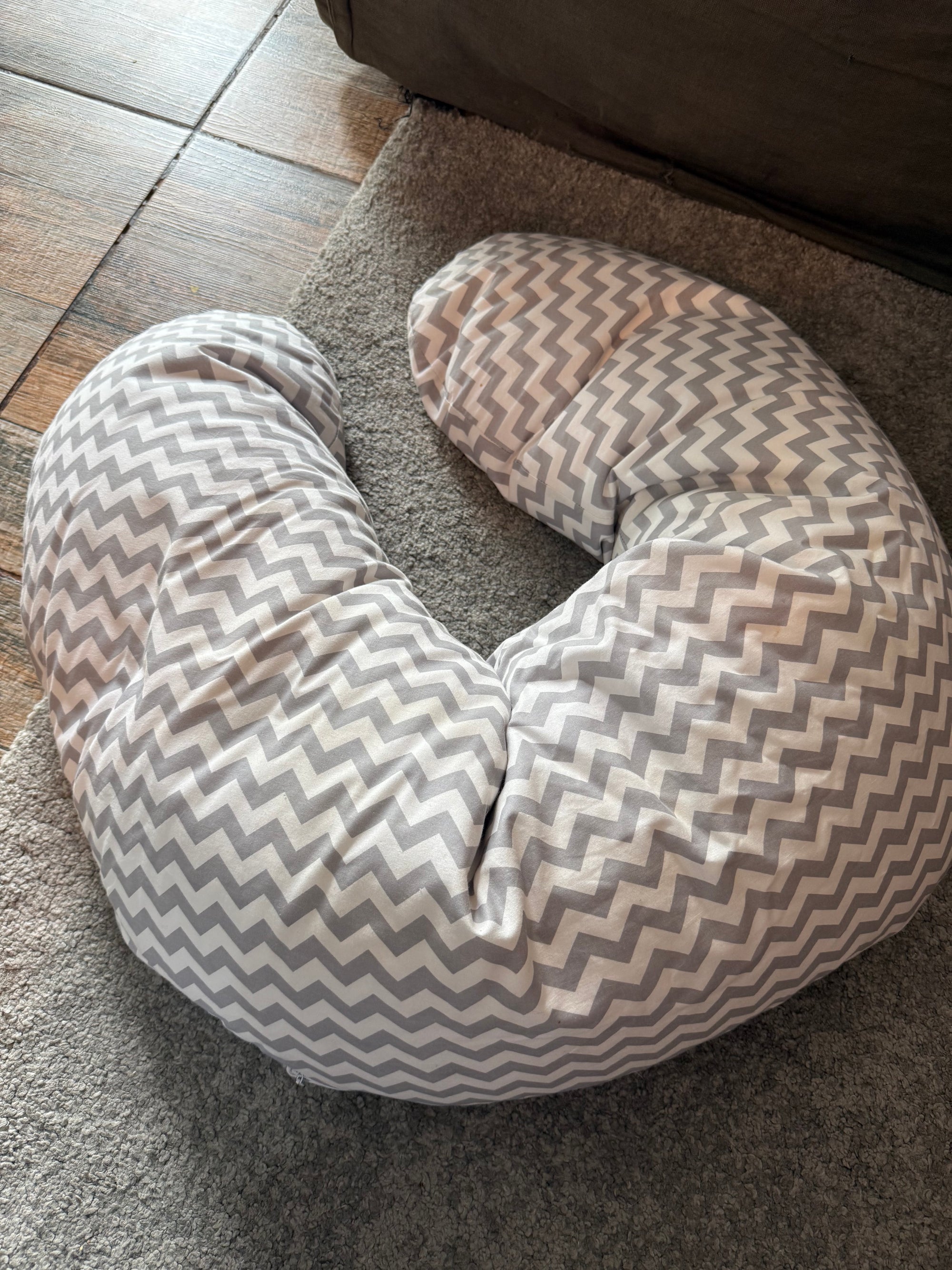 Cojín maternal y lactancia zig zag blanco/gris. Marca Kissenbag (#PG5920)