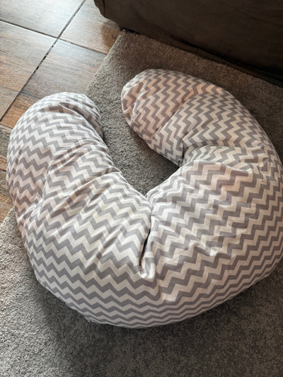Cojín maternal y lactancia zig zag blanco/gris. Marca Kissenbag (#PG5920)