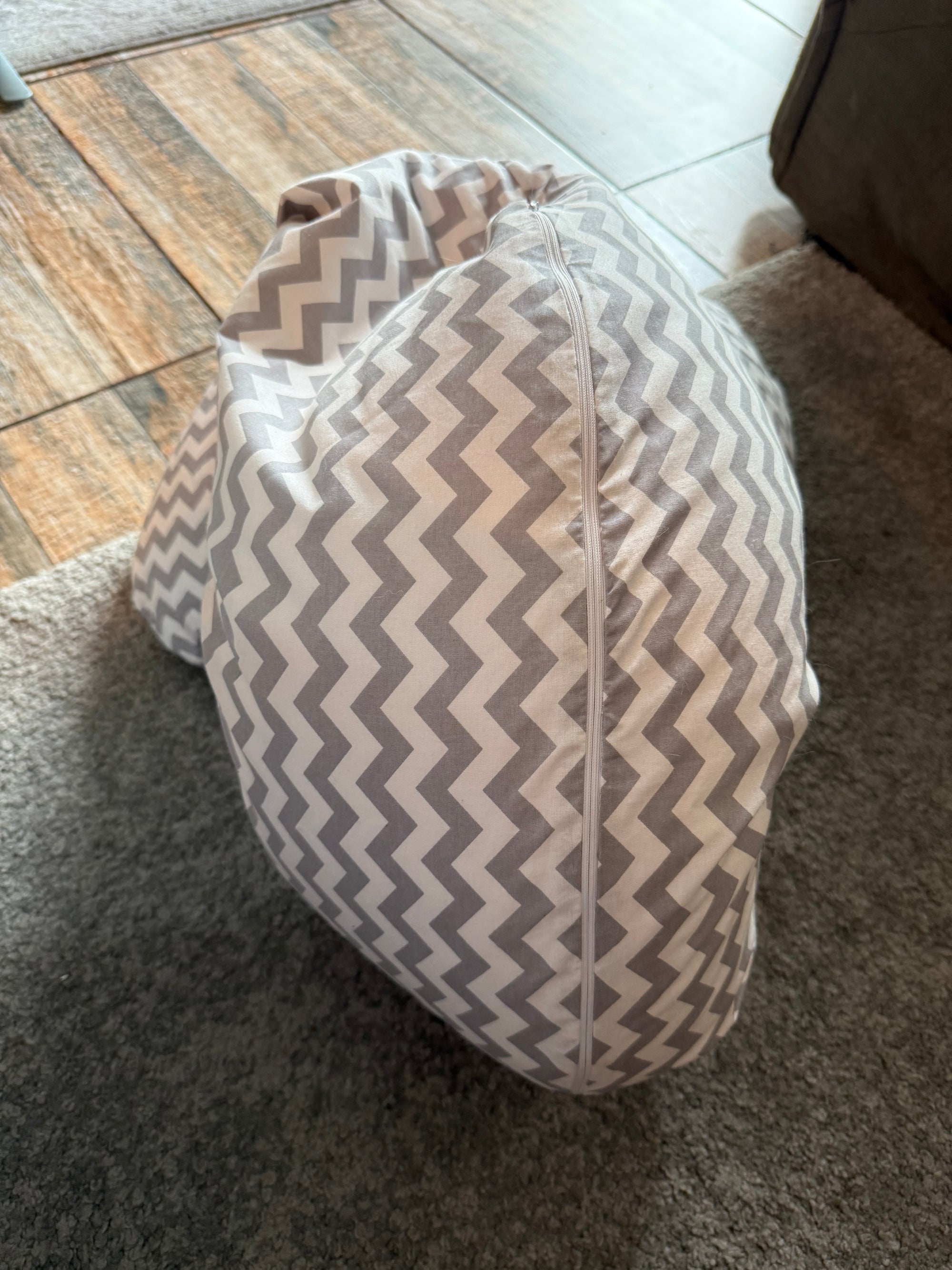 Cojín maternal y lactancia zig zag blanco/gris. Marca Kissenbag (#PG5920)