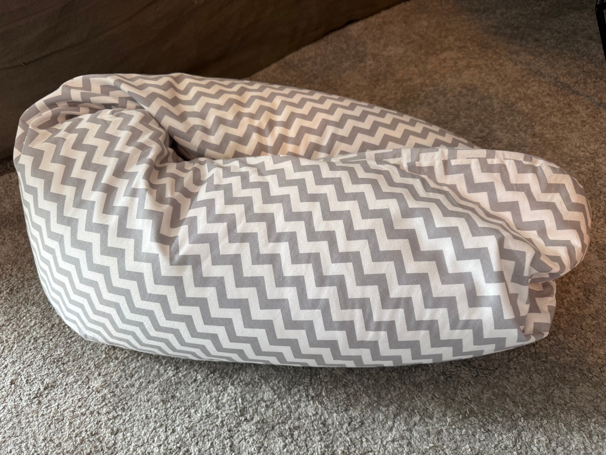 Cojín maternal y lactancia zig zag blanco/gris. Marca Kissenbag (#PG5920)