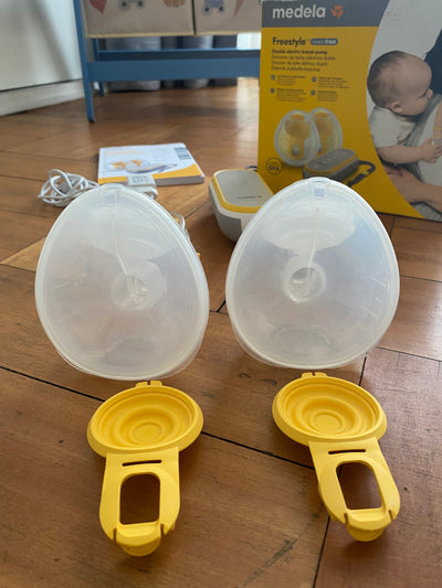 Extractor de leche doble, modelo freestyle flex manos libres. Marca Medela (#PG5618)