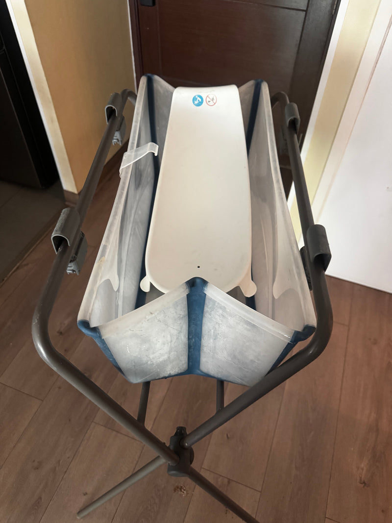 stokke tina Tina translúcida con color azul y soporte de RN + patas. Marca Stokke