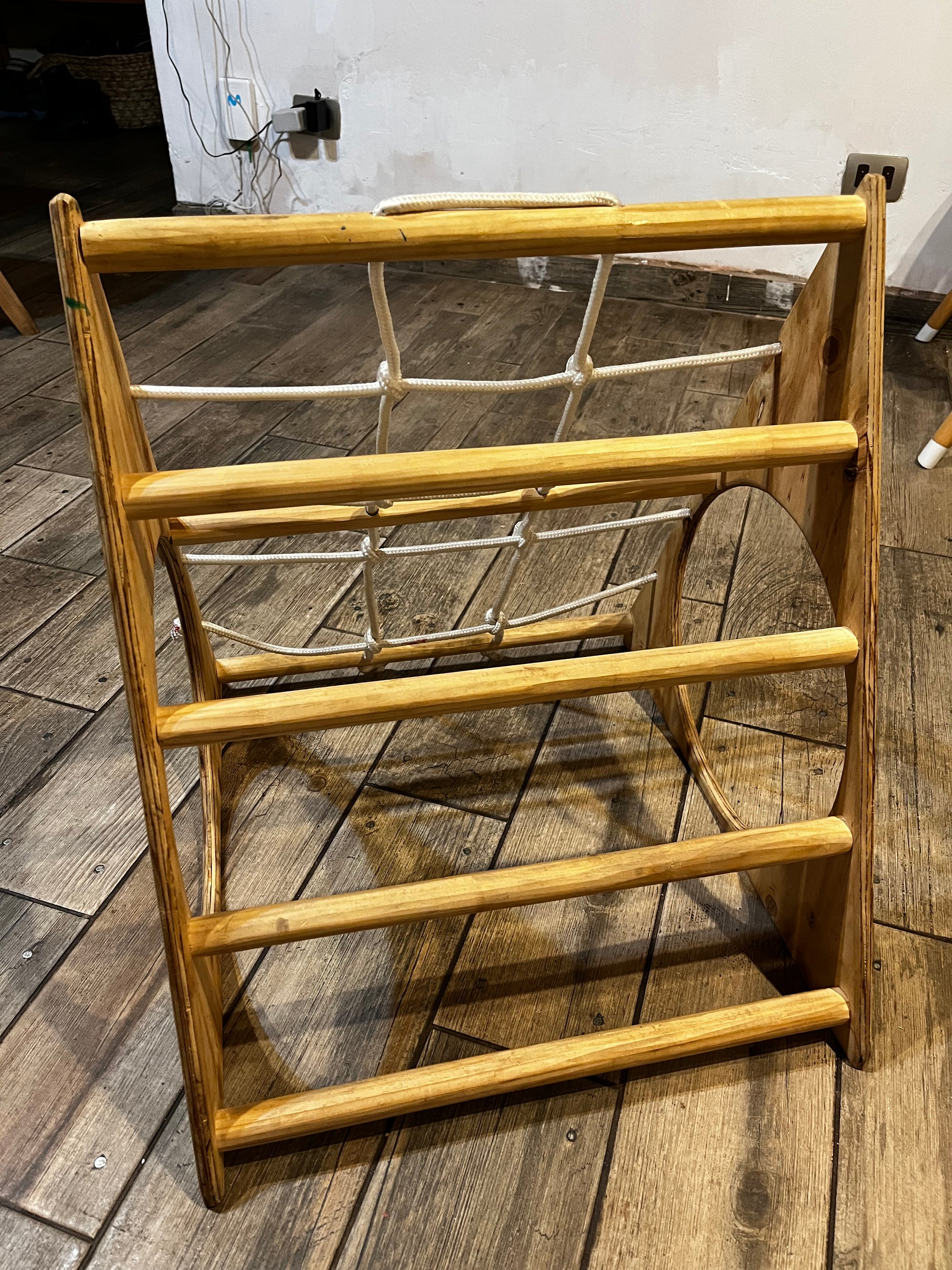 Triángulo Pickler de madera. Marca Abeja Reina (#PG5834)