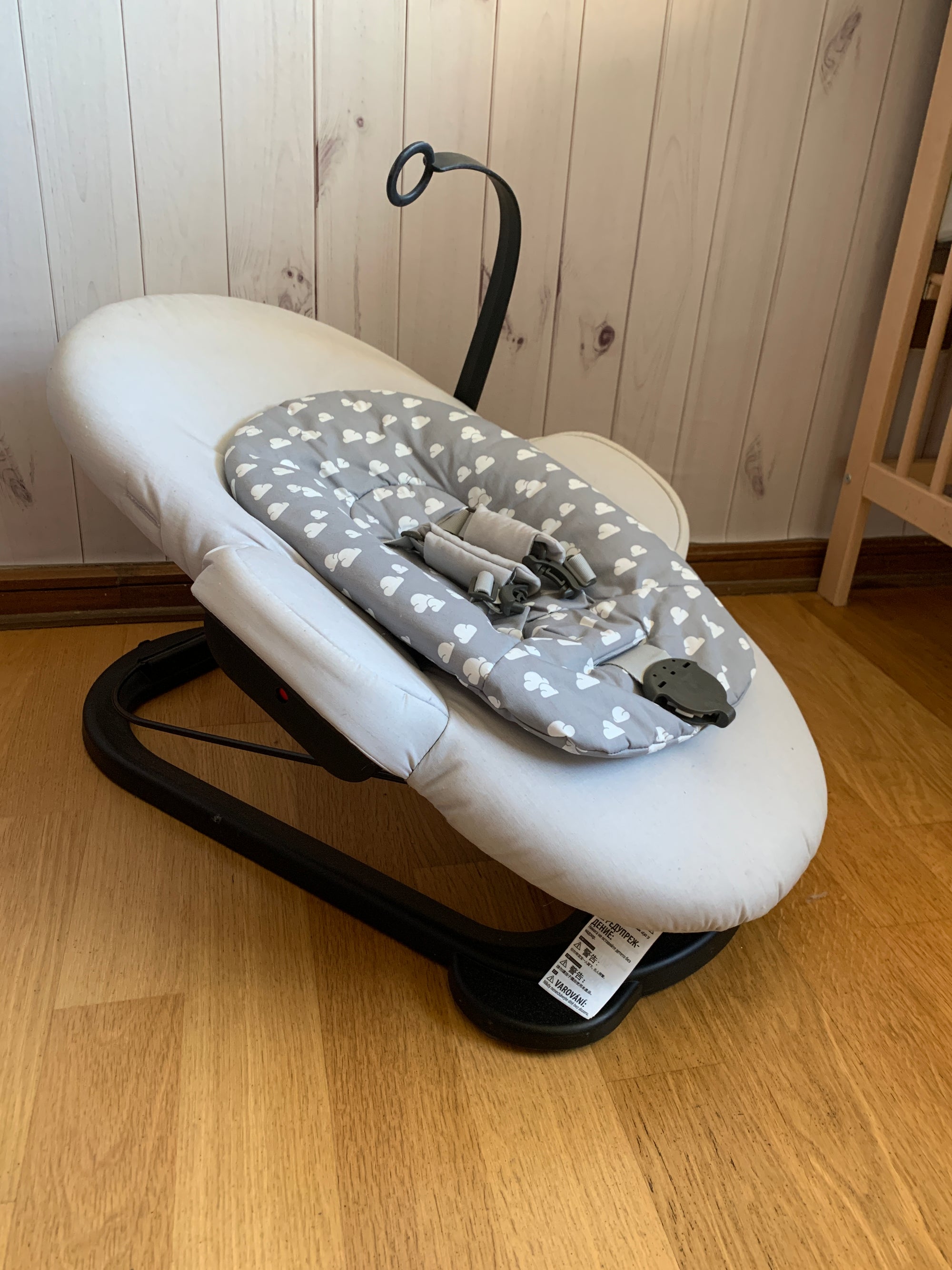 Silla nido bouncer, gris con nubes. Marca Stokke (#PG5642)