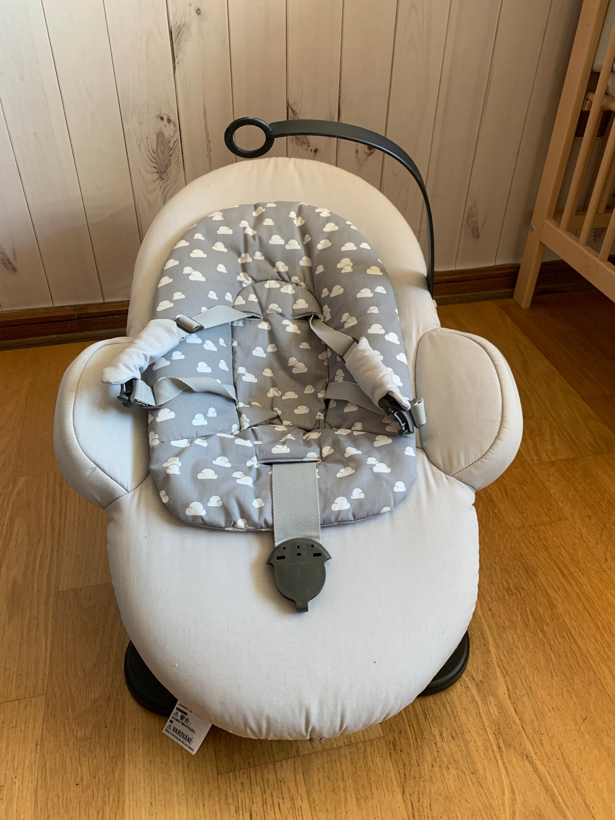 Silla nido bouncer, gris con nubes. Marca Stokke (#PG5642)