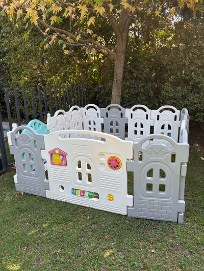(#PG4677) Corral de plástico color gris con blanco. Marca Genérica