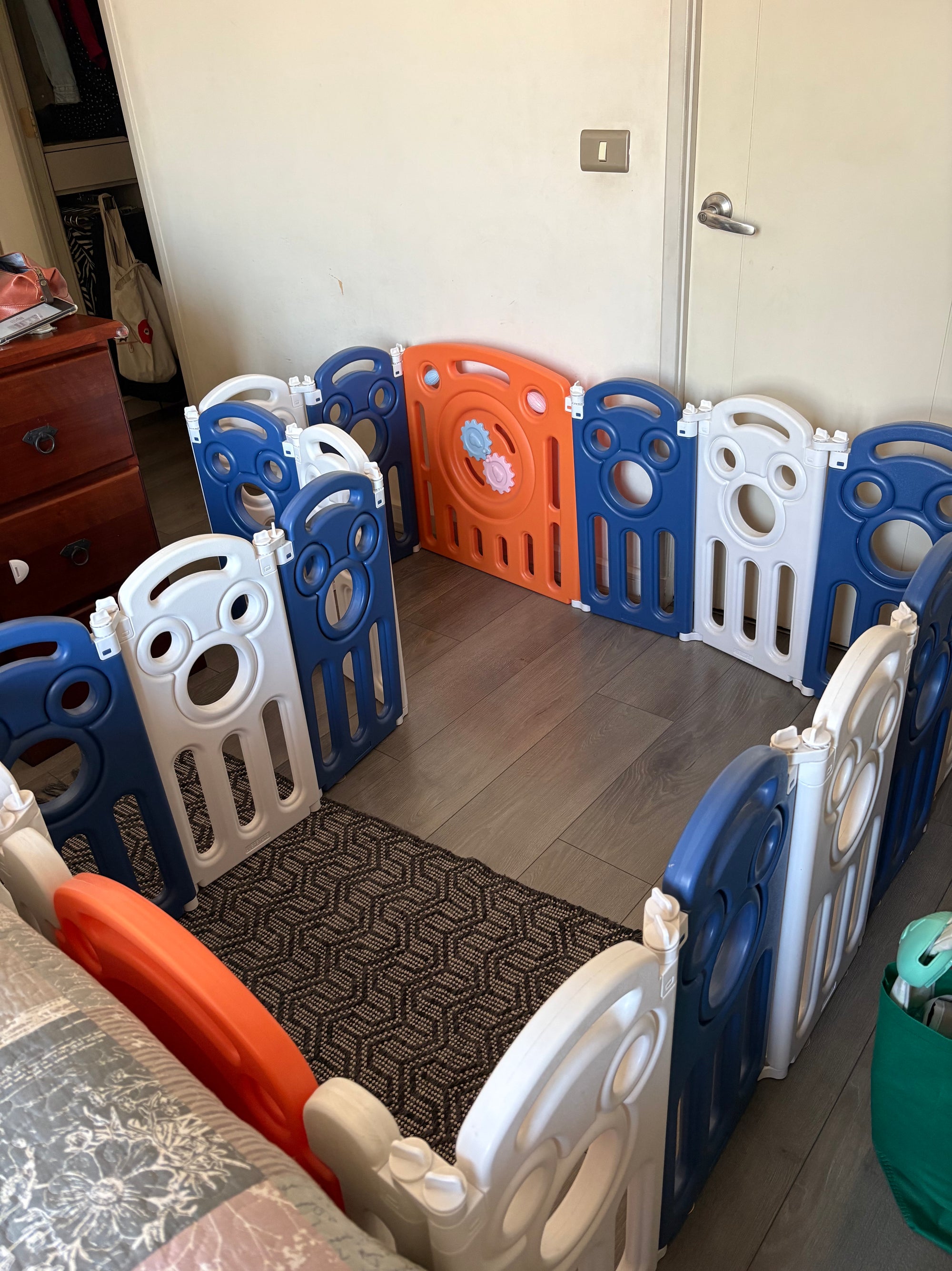 Corral bebé, modelo azul, blanco y naranja. Marca Lubabycas (#PG5692)