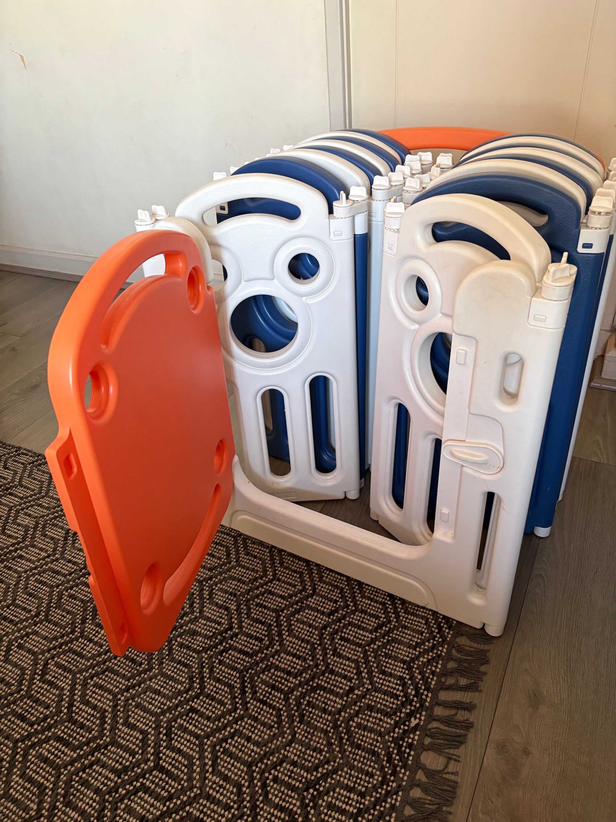 Corral bebé, modelo azul, blanco y naranja. Marca Lubabycas (#PG5692)