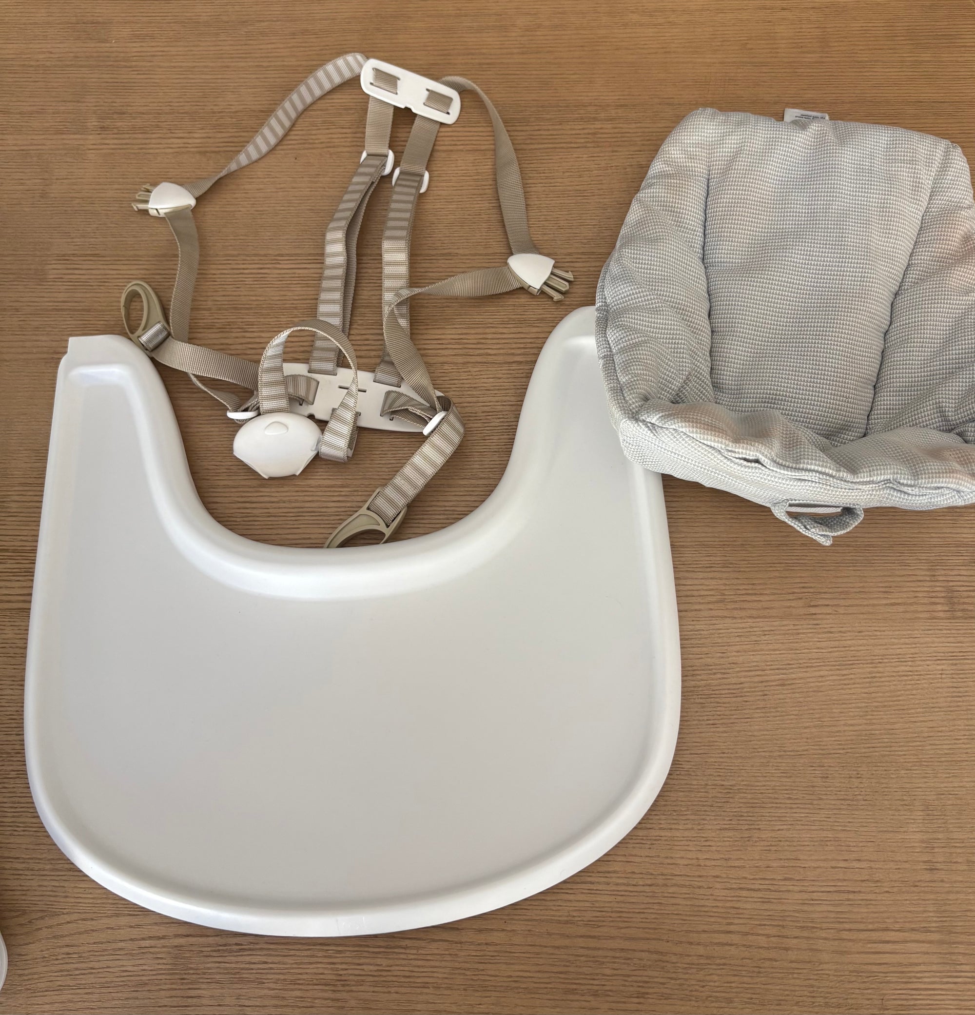 Bandeja, arnés v1 y cojín modelo baby para silla Tripp Trapp. Marca Stokke. (#PG5639)