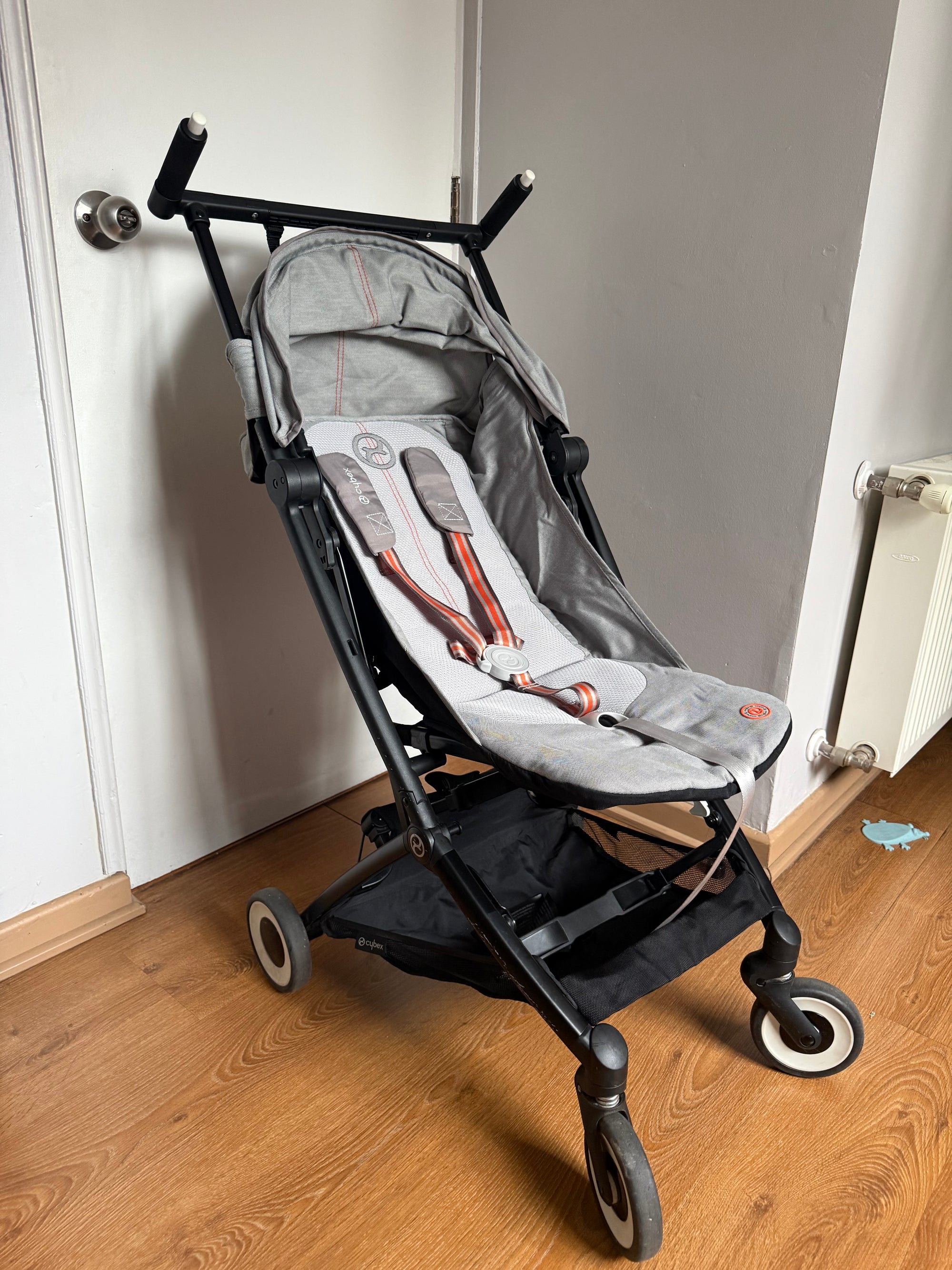 Coche de paseo modelo Libelle Lava Grey + Adaptadores huevito (#PG5836)