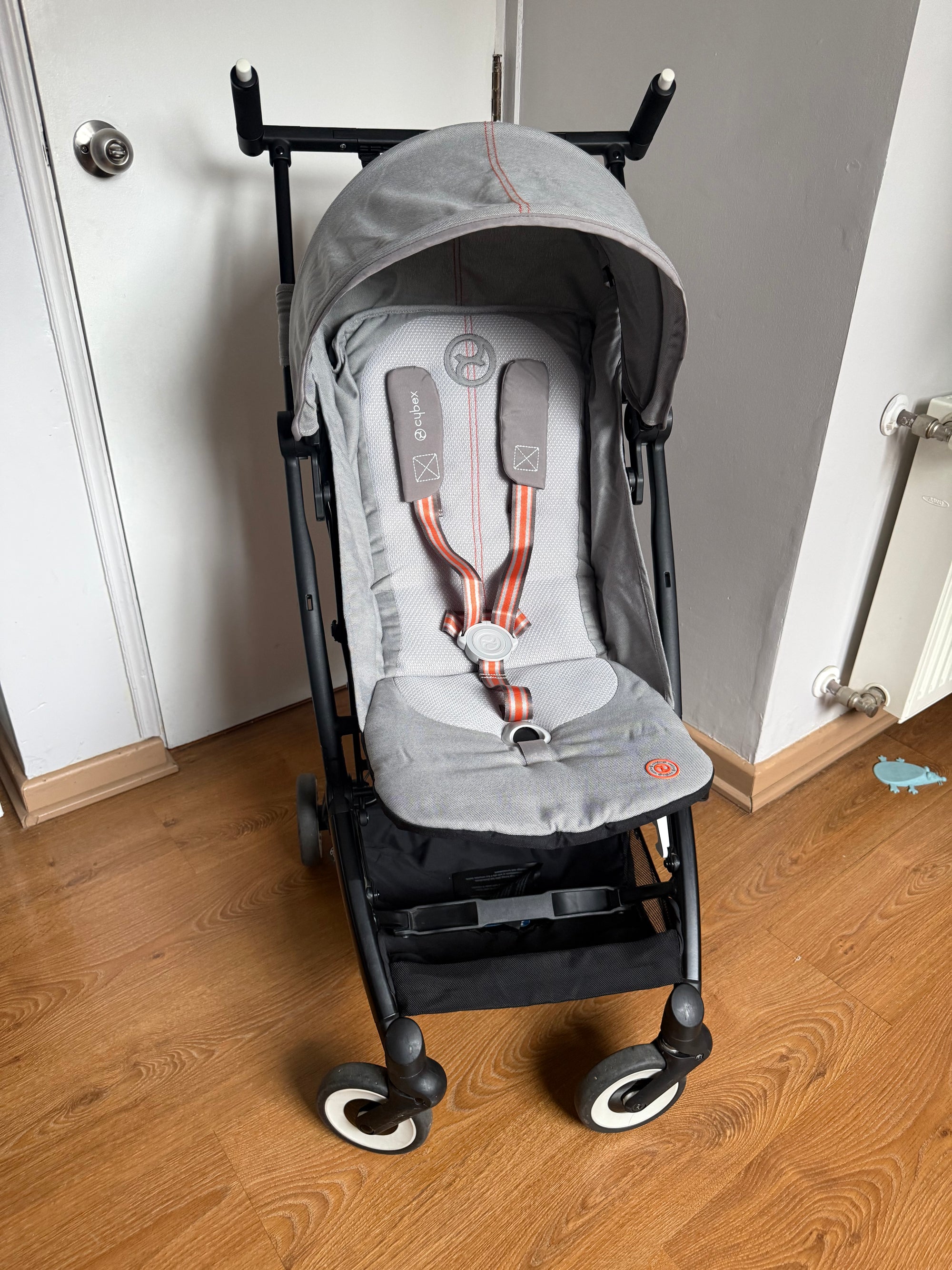 Coche de paseo modelo Libelle Lava Grey + Adaptadores huevito (#PG5836)