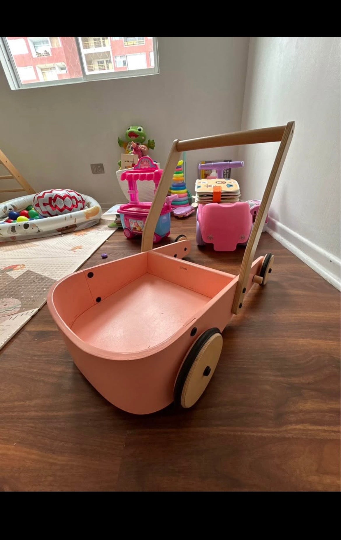 Correpasillos rosado de madera. Marca Roda (#PG5704)