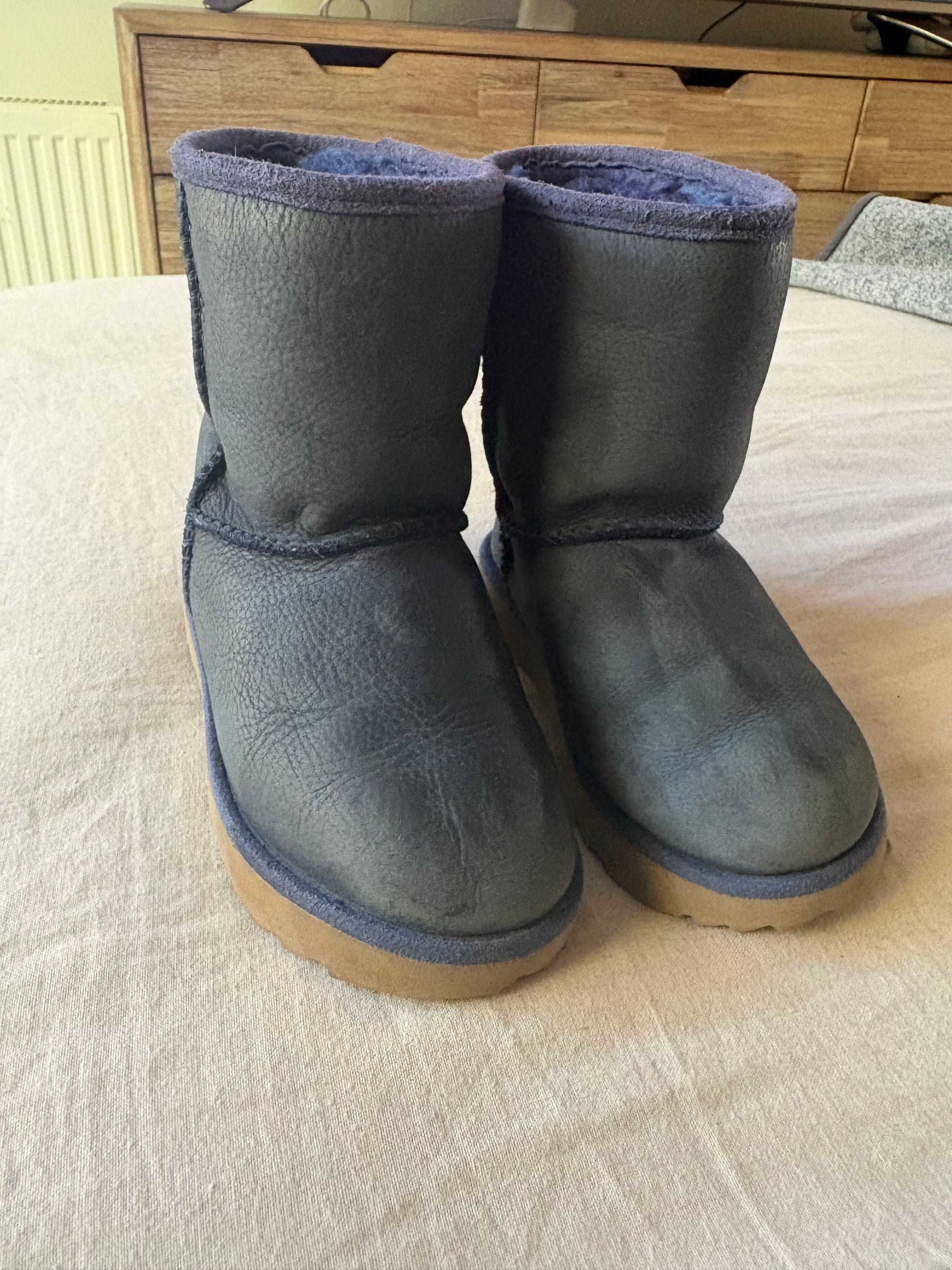 Botas infantiles azules con chiporro, talla 25 a 28. Marca UGG (#PG5765)
