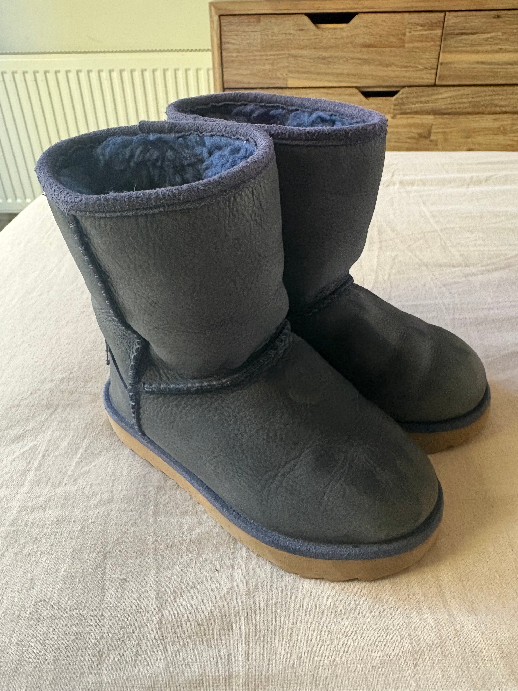 Botas infantiles azules con chiporro, talla 25 a 28. Marca UGG (#PG5765)