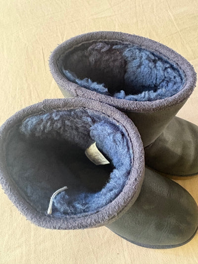 Botas infantiles azules con chiporro, talla 25 a 28. Marca UGG (#PG5765)