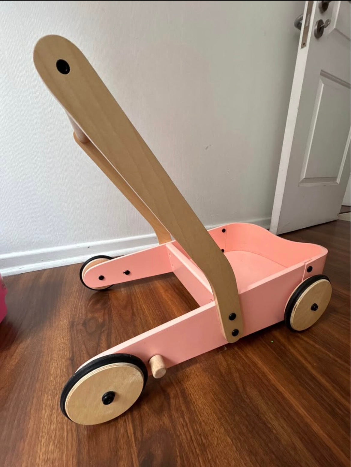 Correpasillos rosado de madera. Marca Roda (#PG5704)