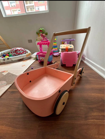 Correpasillos rosado de madera. Marca Roda (#PG5704)