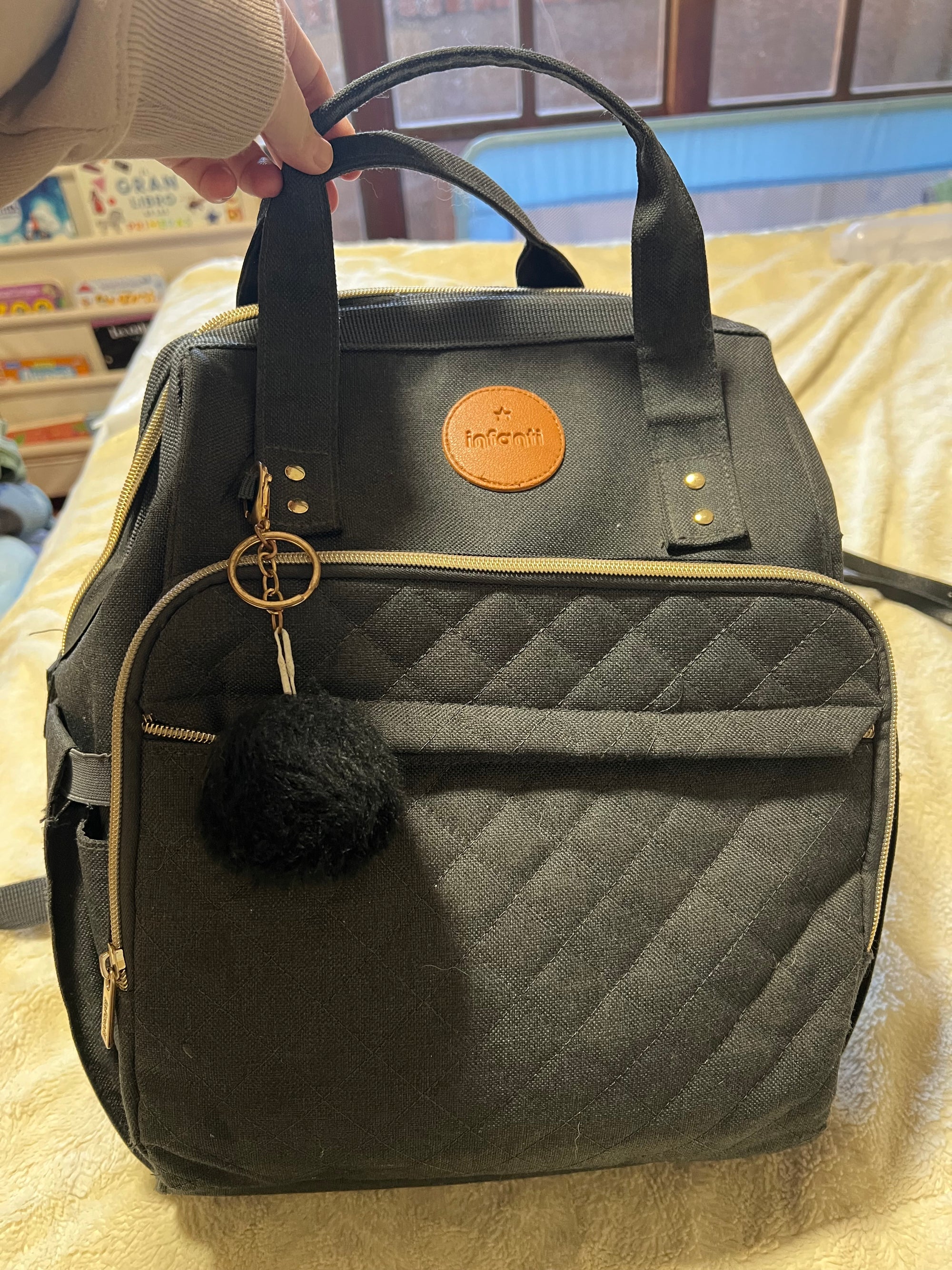 Mochila pañalera, modelo gris oscuro. Marca Infanti (#PG5673)