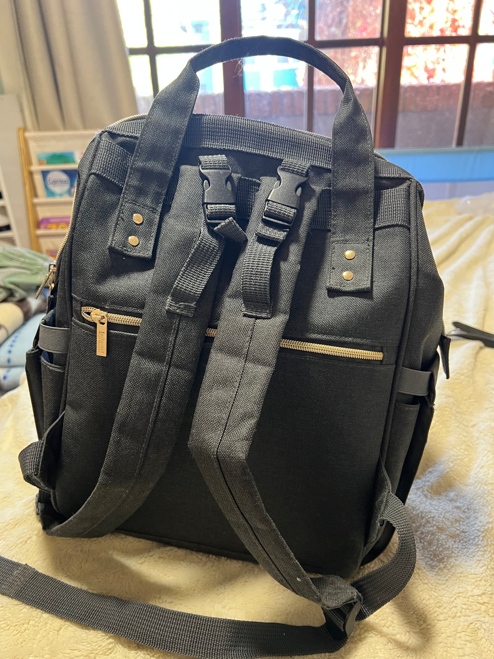 Mochila pañalera, modelo gris oscuro. Marca Infanti (#PG5673)