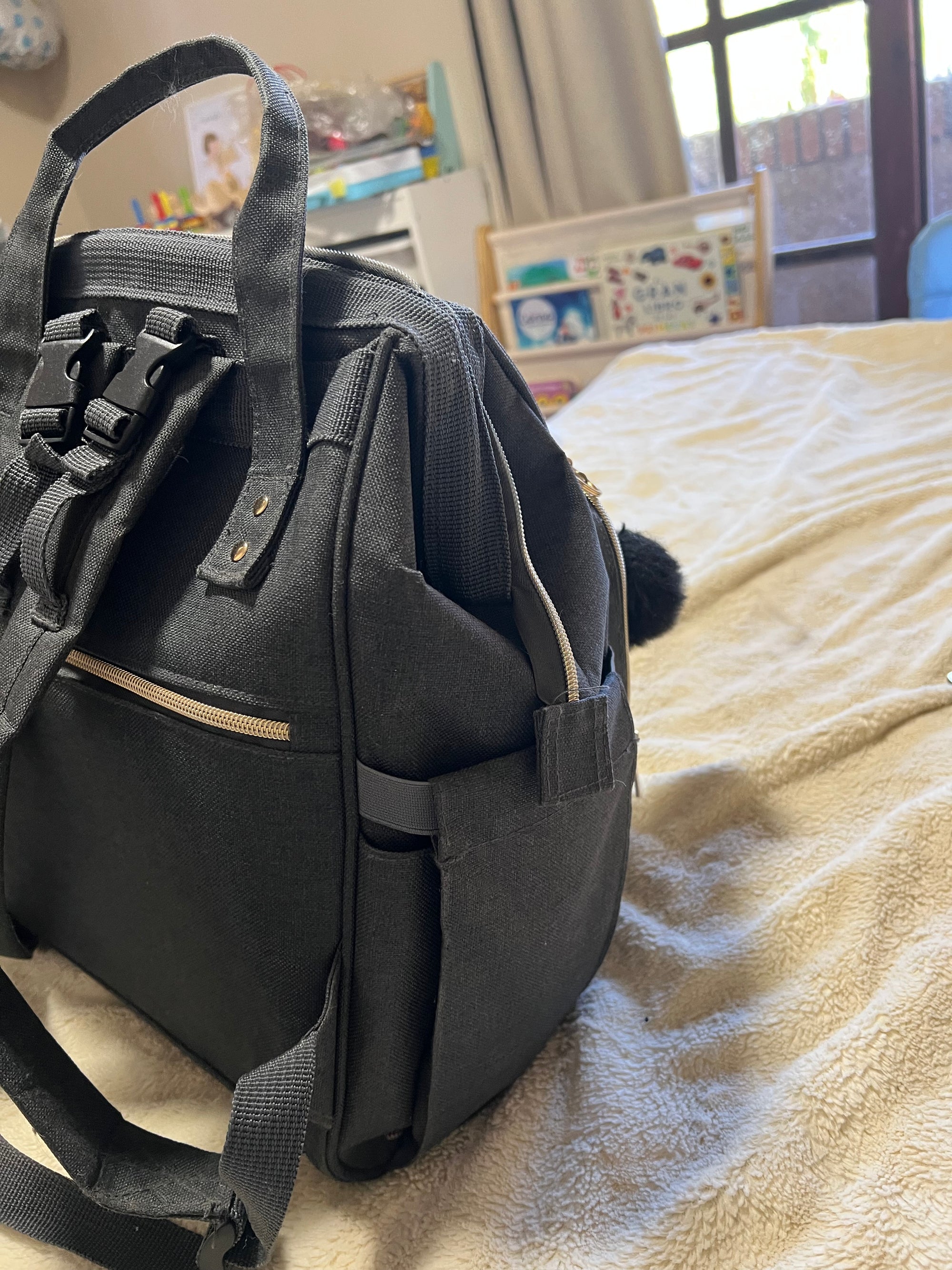 Mochila pañalera, modelo gris oscuro. Marca Infanti (#PG5673)