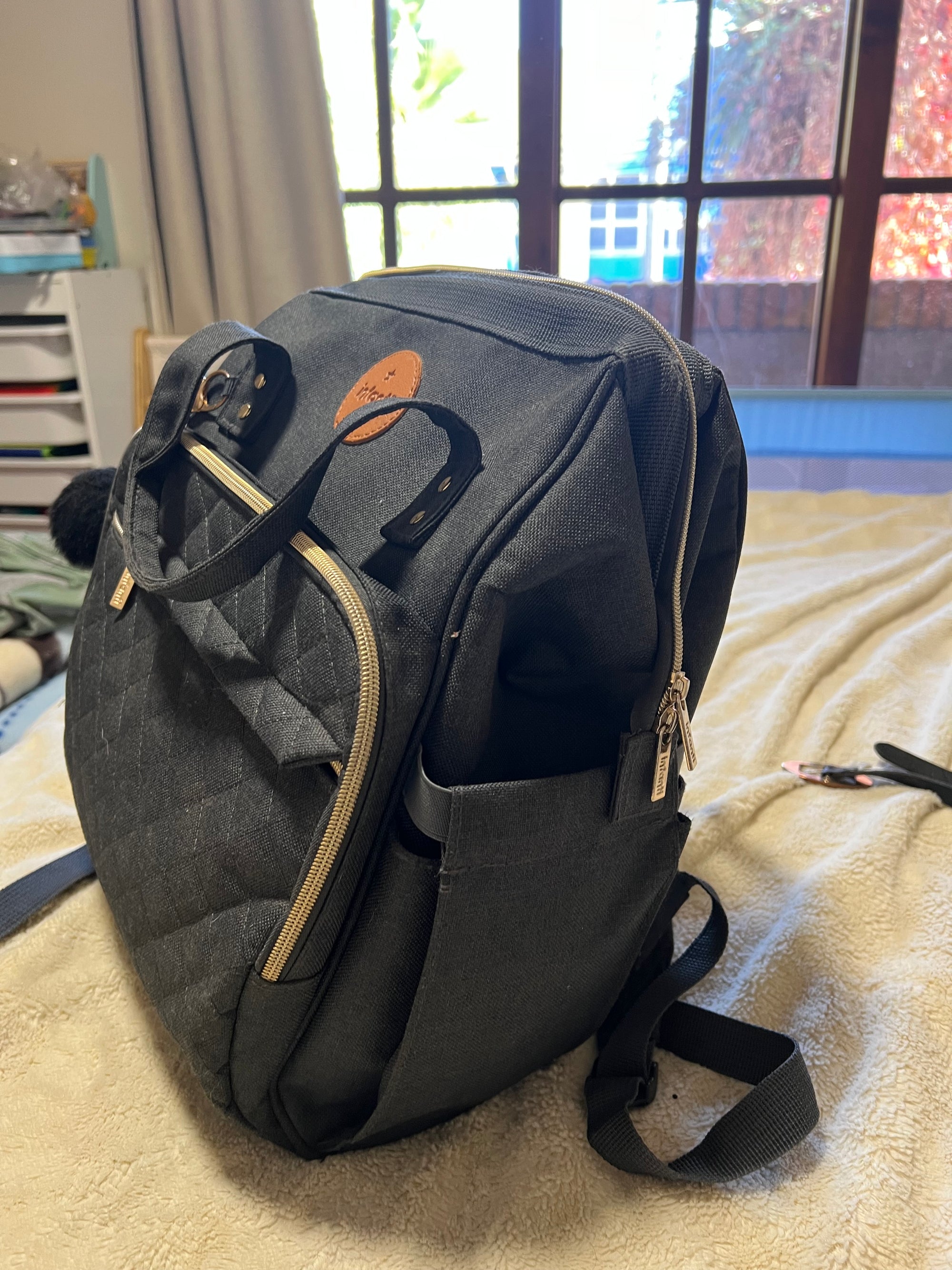 Mochila pañalera, modelo gris oscuro. Marca Infanti (#PG5673)