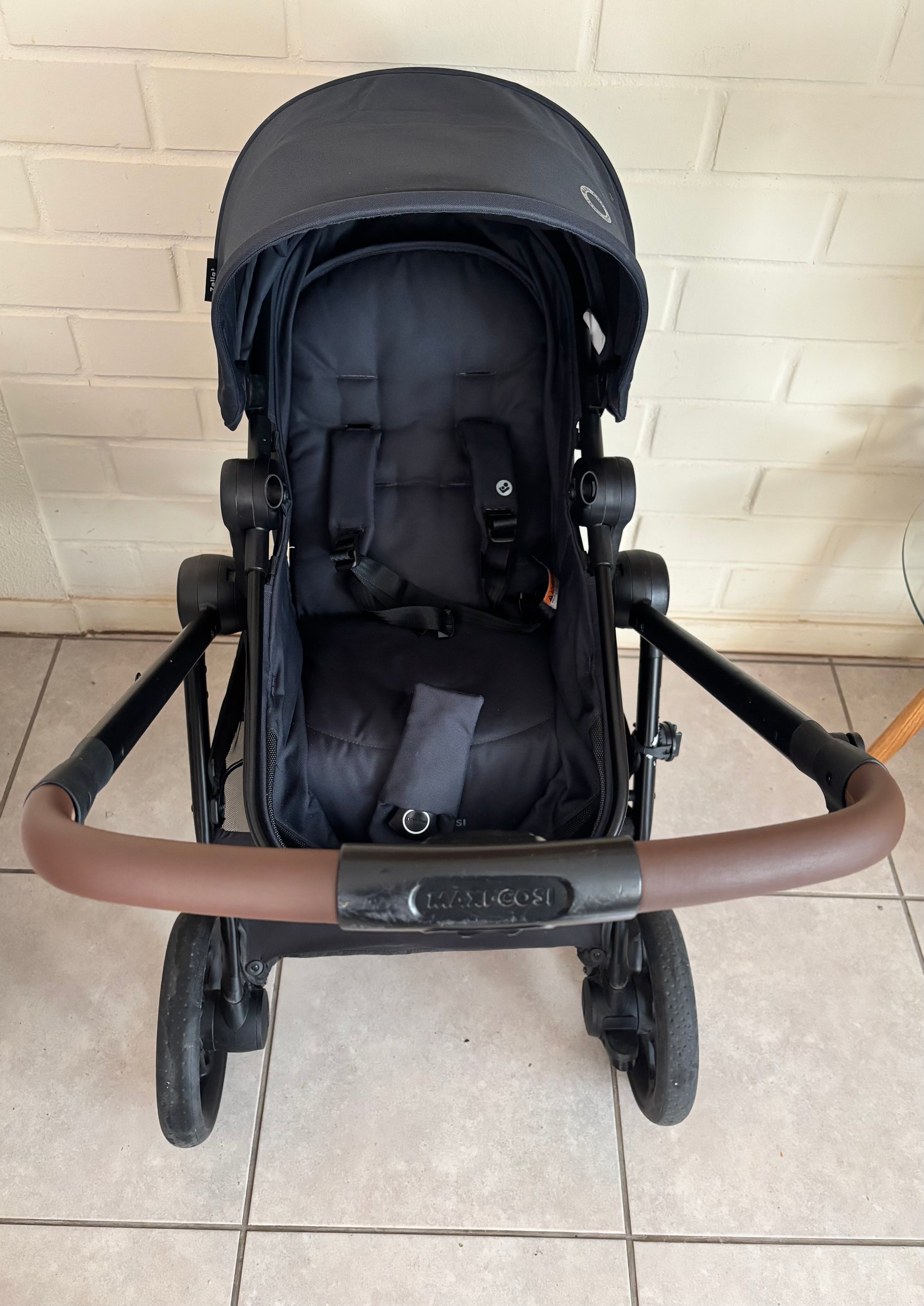 (#PG4976) Coche Travel System modelo Zelia 3 Essential Grey. Marca Maxi Cosi