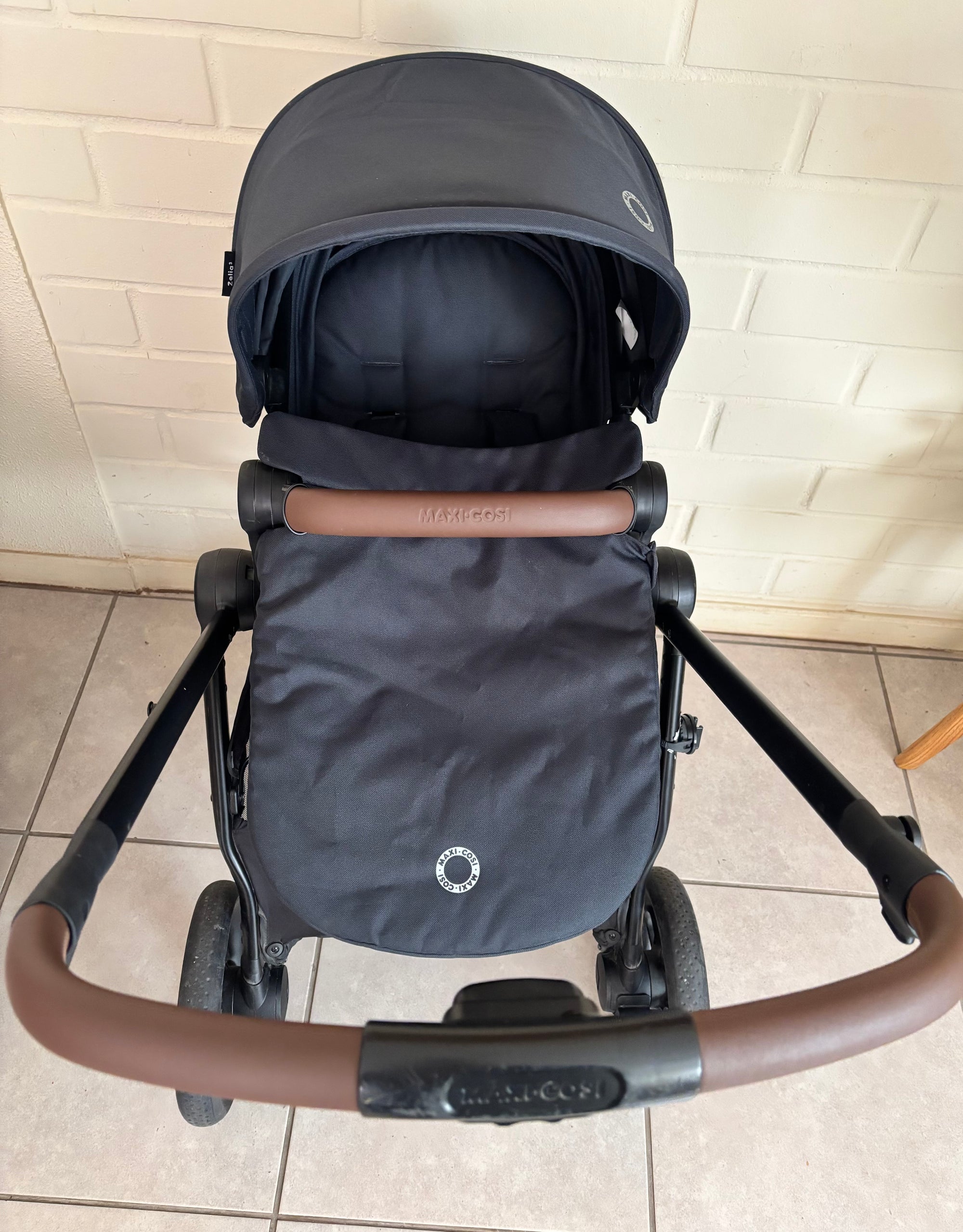 (#PG4976) Coche Travel System modelo Zelia 3 Essential Grey. Marca Maxi Cosi