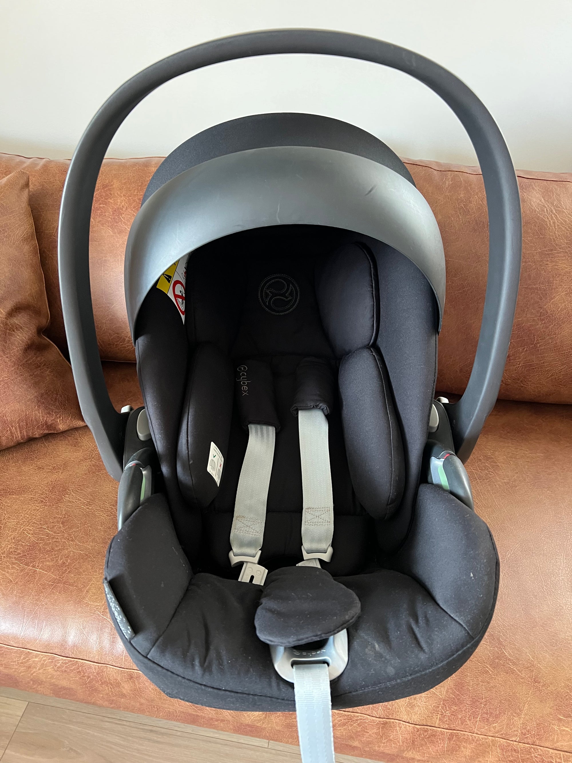 Silla de auto nido Cloud T i-Size, modelo de tela negro. Marca Cybex (#PG5676)