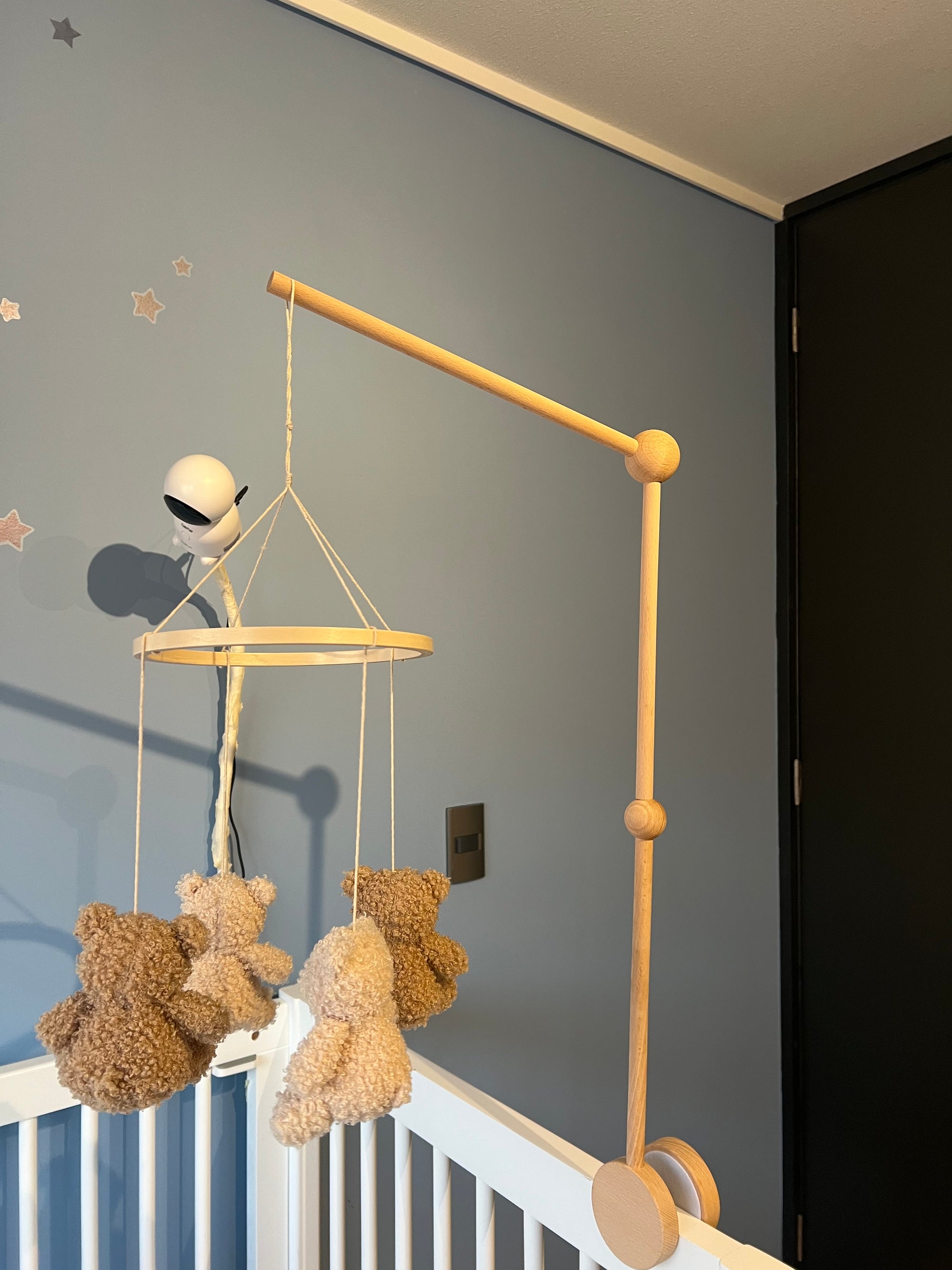 Soporte para móvil de madera. Marca Big Pig Kids (#PG5697)