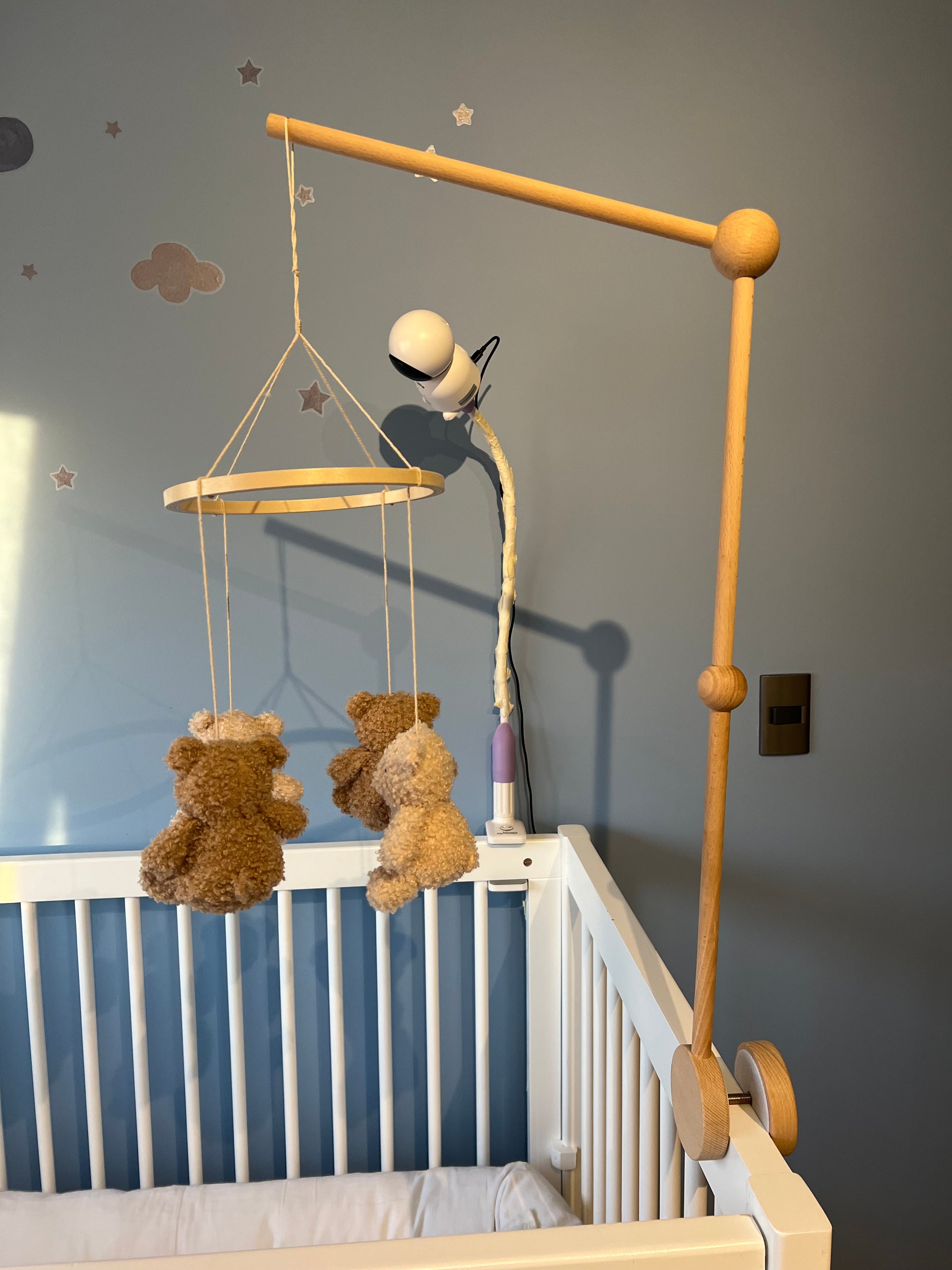 Soporte para móvil de madera. Marca Big Pig Kids (#PG5697)