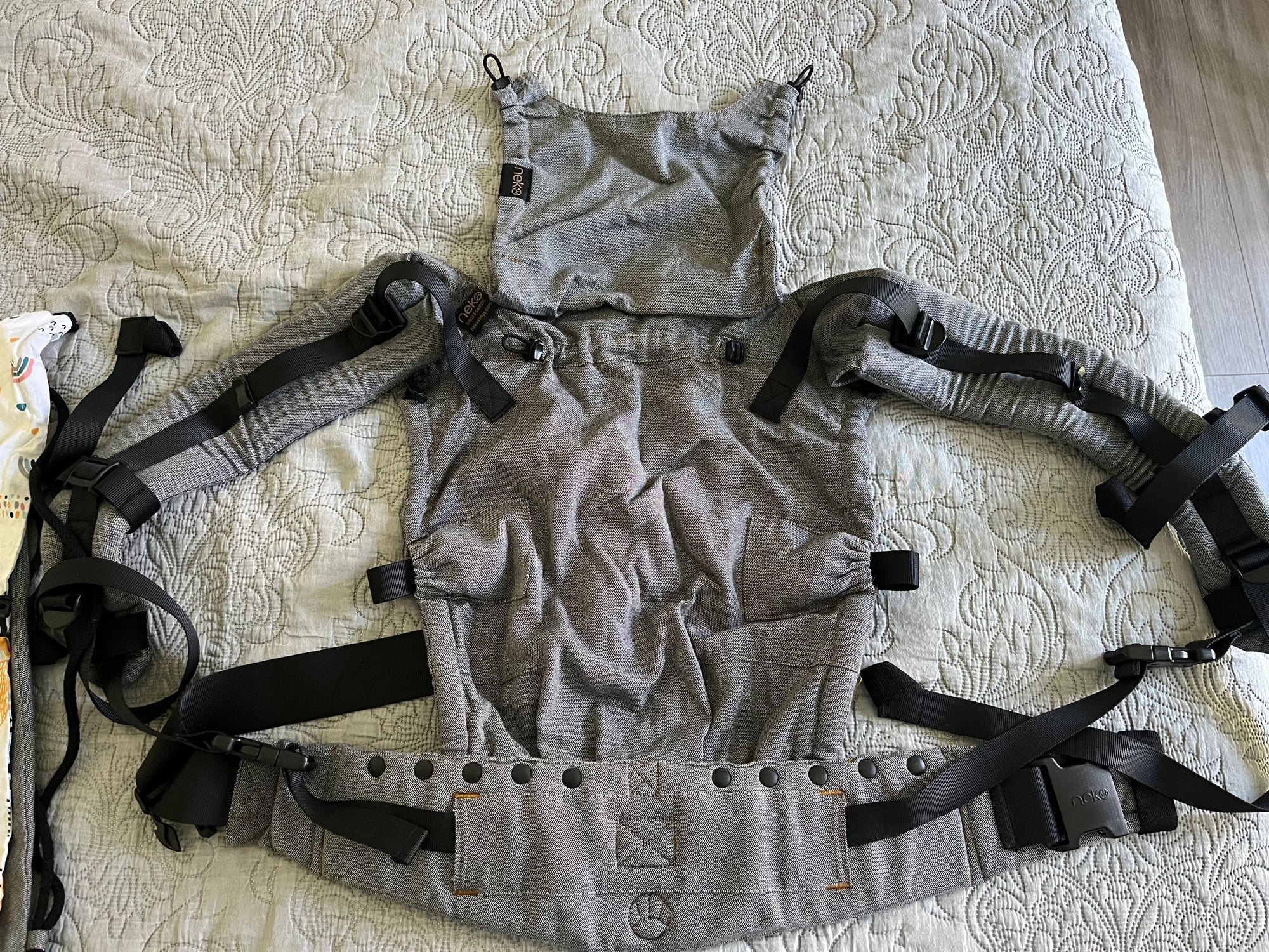 (#PG5325) Mochila ergonómica tamaño baby diseño gold. Marca Neko Slings