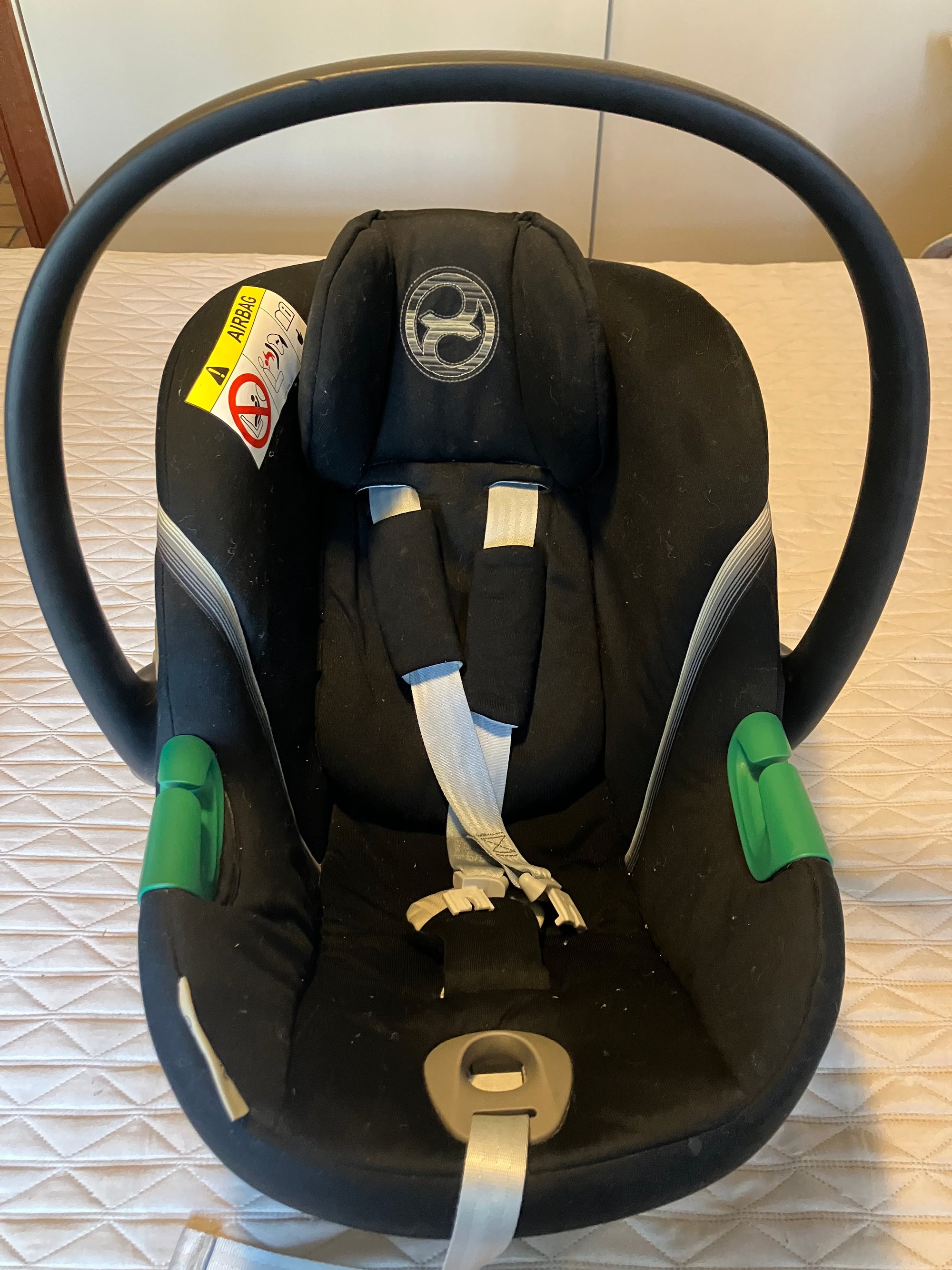 Silla Nido Aton S2 + Base One I-Size Convertible + adaptador para coche. Marca Cybex (#PG5720)