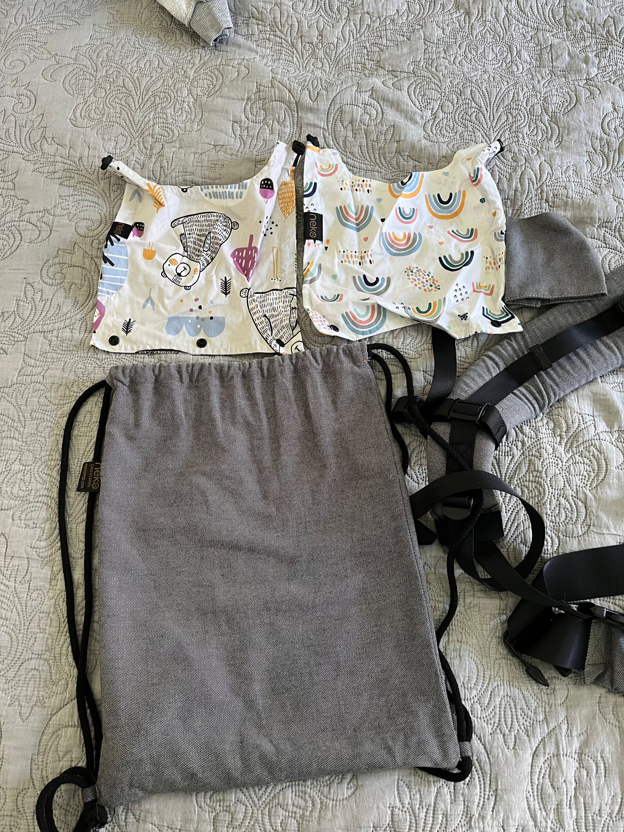 (#PG5325) Mochila ergonómica tamaño baby diseño gold. Marca Neko Slings