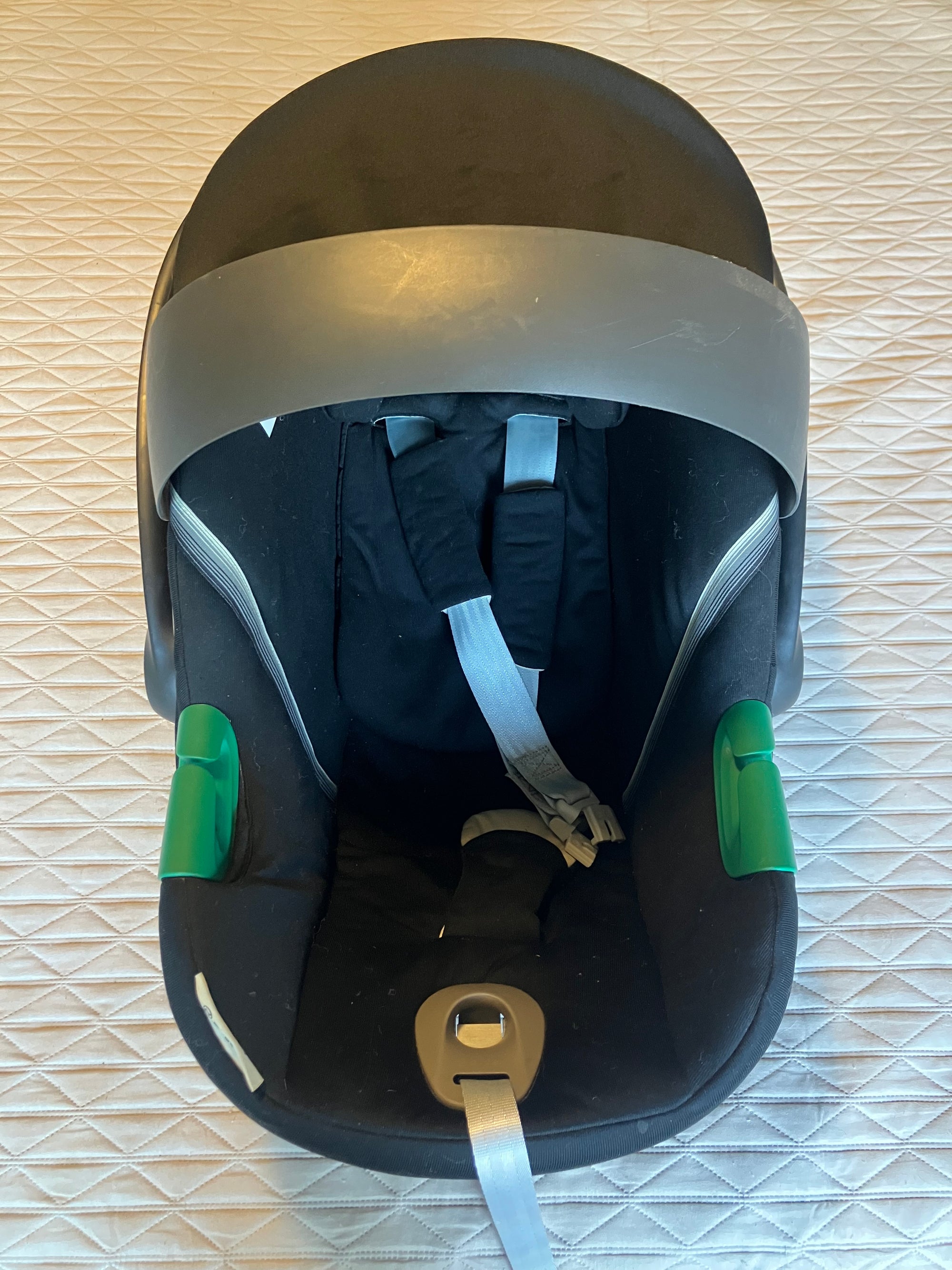 Silla Nido Aton S2 + Base One I-Size Convertible + adaptador para coche. Marca Cybex (#PG5720)