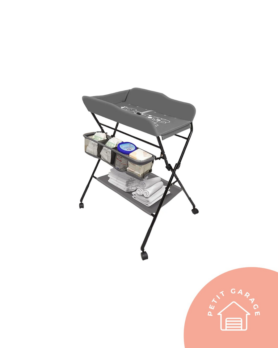 (#PG5229) Mudador plegable con ruedas color gris. Marca Global Trends