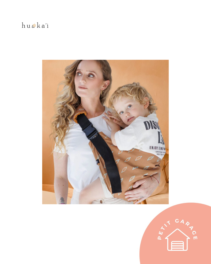 (#PG5403) Portabebé lateral modelo Otto color mostaza. Marca Huakai