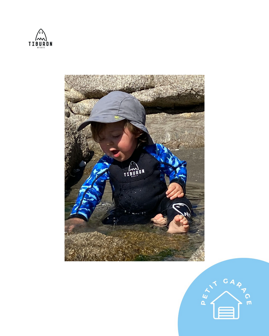 (#PG4564) Traje de neopreno para el agua color negro con tiburones azules. Marca Tiburón