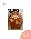 (#PG5107) Cuna de madera color café. Marca Las Mellizas