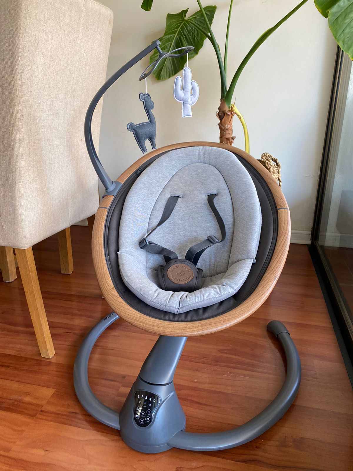 (#PG3537) Silla mecedora modelo Cassia. Marca Maxi Cosi