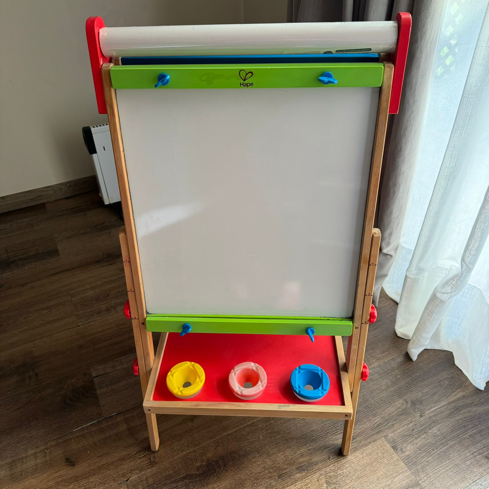 (#PG3550) Pizarra 3 en 1 + Rollo de papel. Marca HAPE y Casa & Ideas