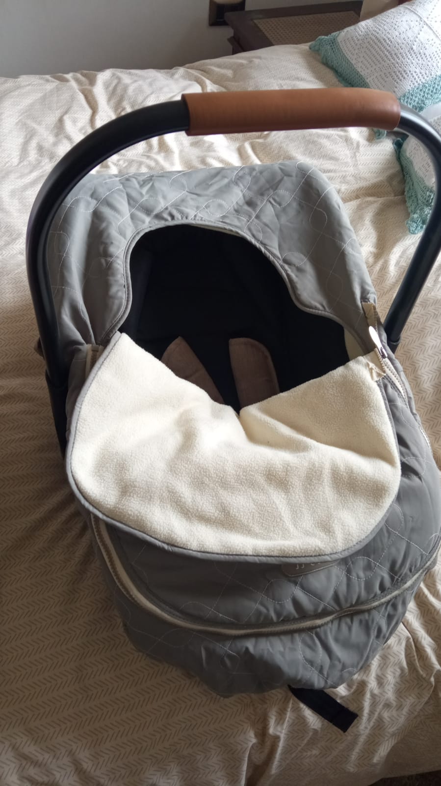 (#PG3700) Cobertor de huevito con chiporro. Marca JJ Cole