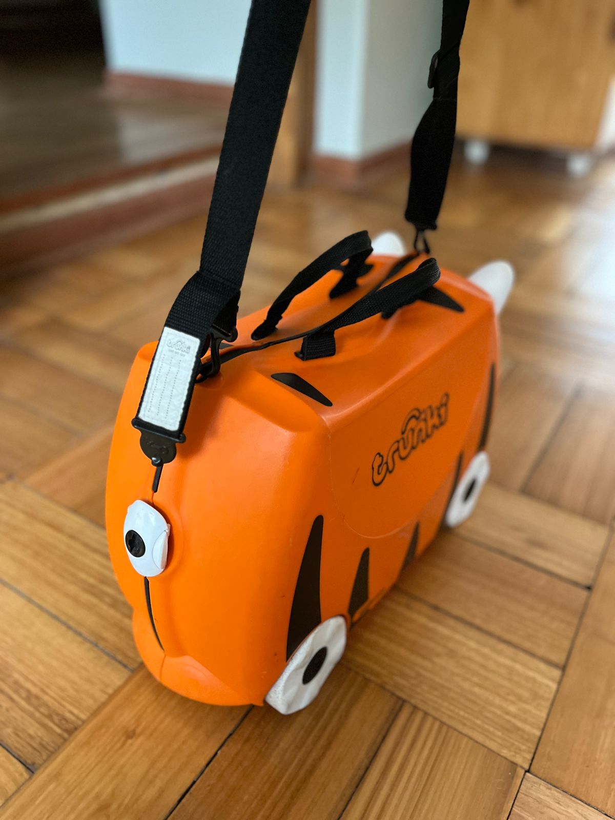 (#PG3718) Maleta. Marca Trunki