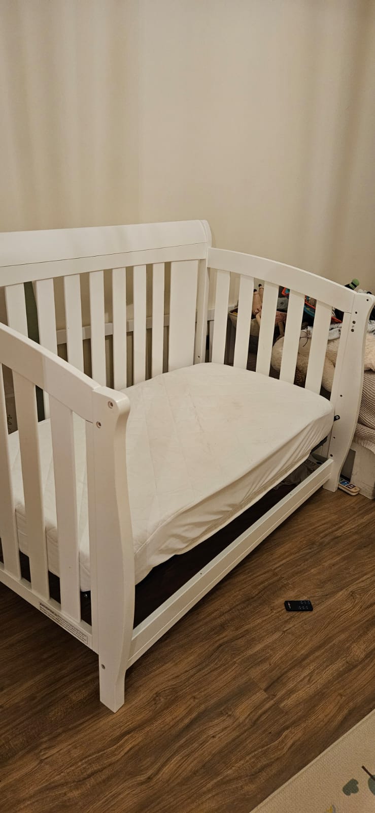 (#PG3753) Cuna y colchón. Marca Clermont y Delta Children