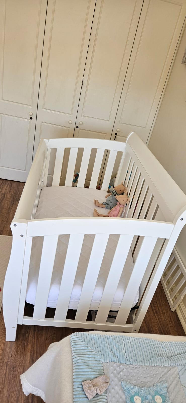 (#PG3753) Cuna y colchón. Marca Clermont y Delta Children