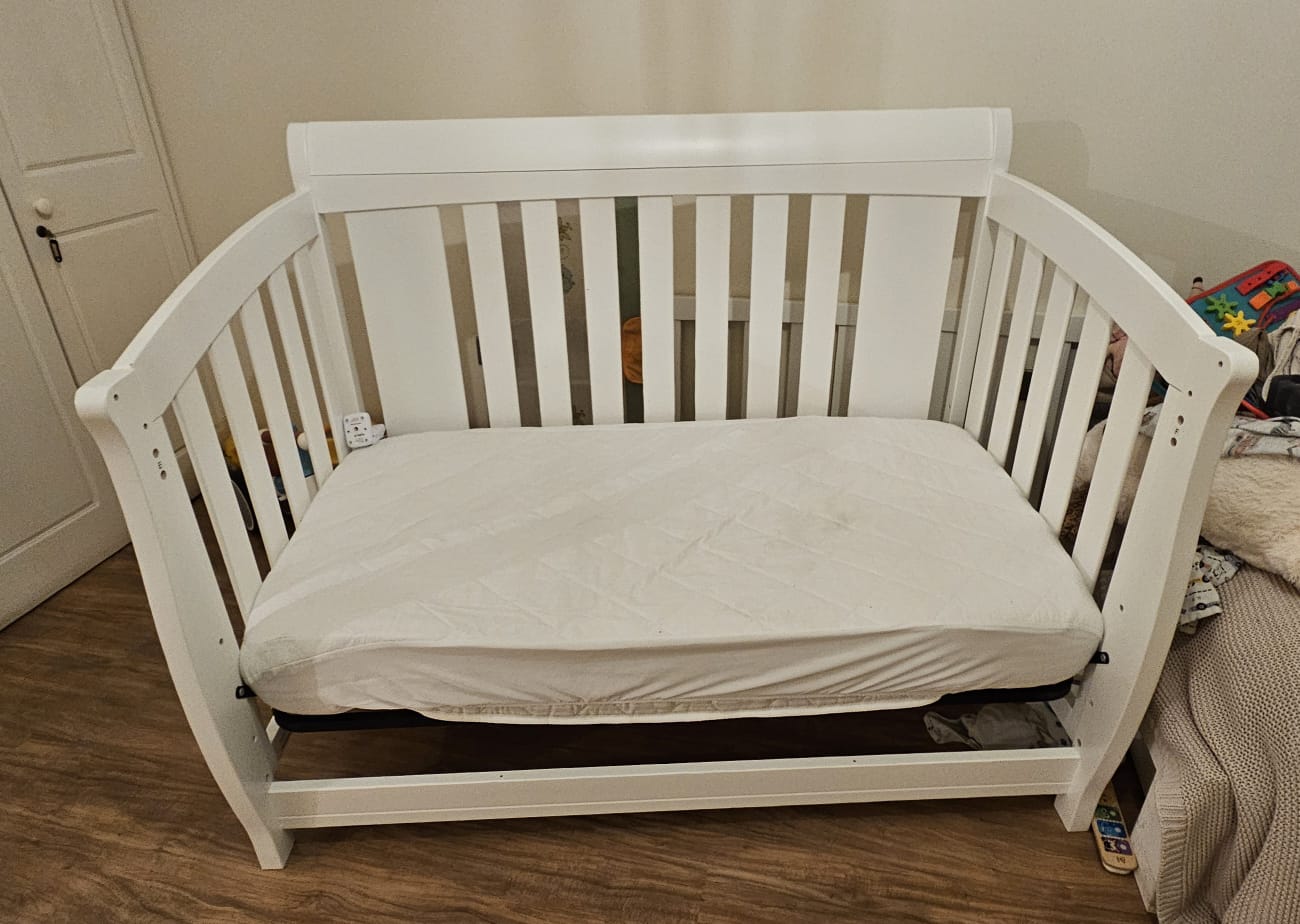 (#PG3753) Cuna y colchón. Marca Clermont y Delta Children