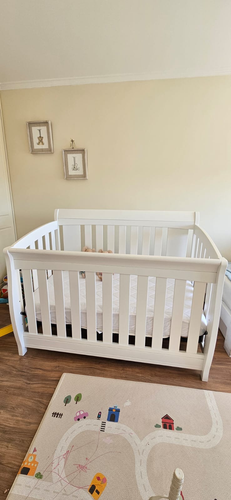 (#PG3753) Cuna y colchón. Marca Clermont y Delta Children